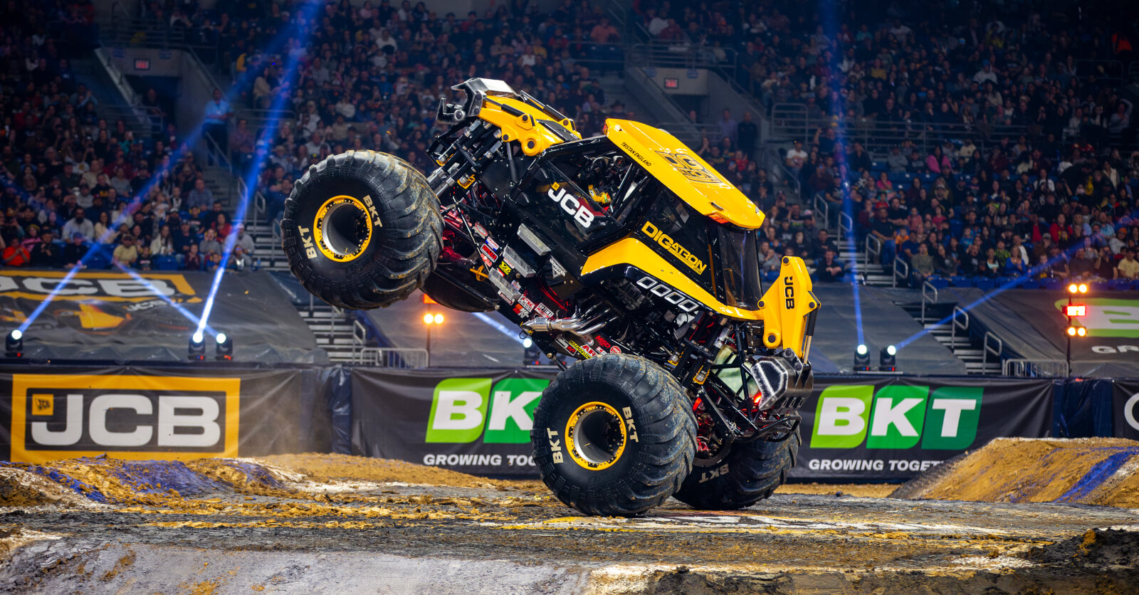 JCB dans le monde des Monster Trucks : puissance et style en tout terrain